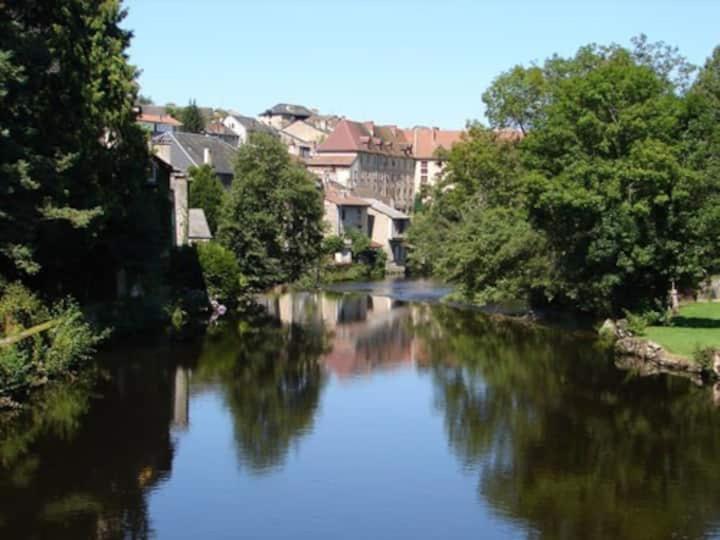 Rouge Avec Jardin Apartment Eymoutiers (Haute-Vienne)