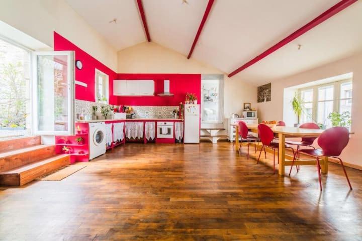 Rouge Avec Jardin Apartment
