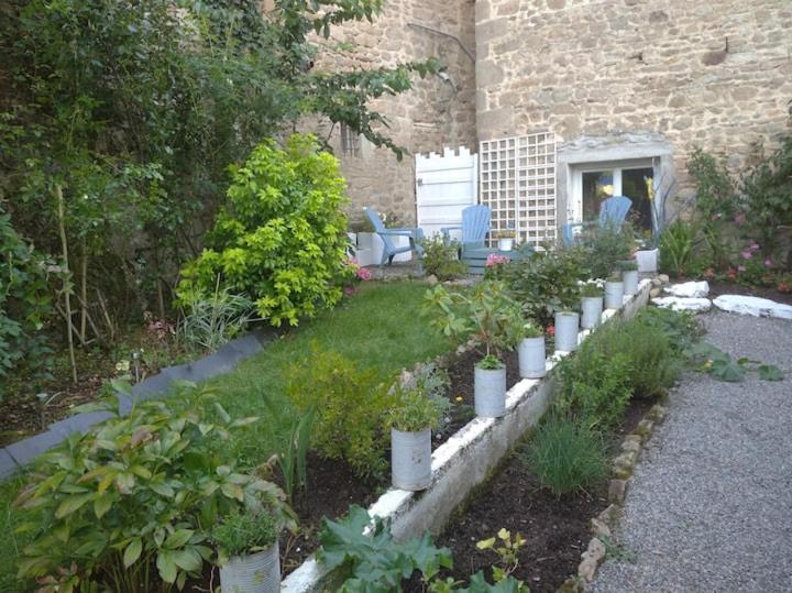 Rouge Avec Jardin Apartment