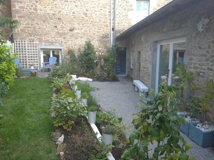 Rouge Avec Jardin Apartment Eymoutiers (Haute-Vienne)